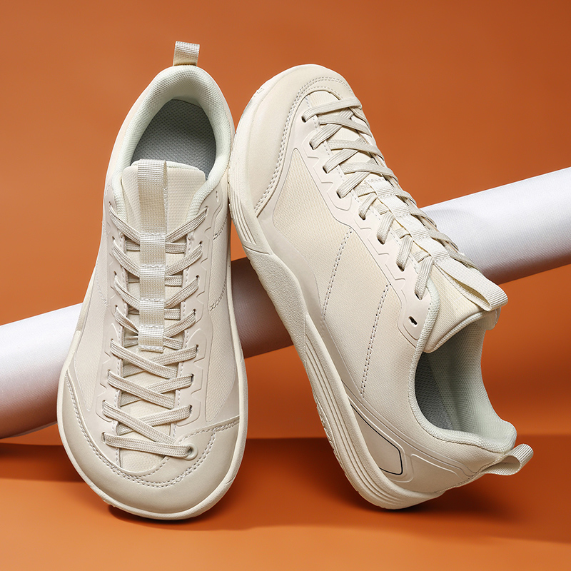 Sneaker Box - つま先部分が広く、カジュアルなスニーカー。通気性があり、軽量で、ランニングにも適したメンズシューズ。柔らかいソールで、フラットなデザイン。